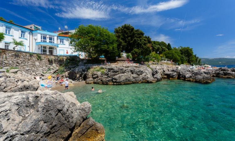 Strand Dražica, vor der Villa Tamaris