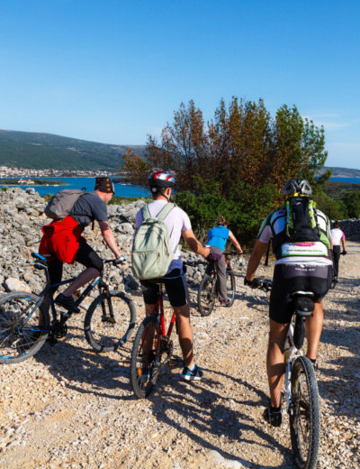 Andare in bicicletta con la famiglia o con gli amici sull’isola di Krk