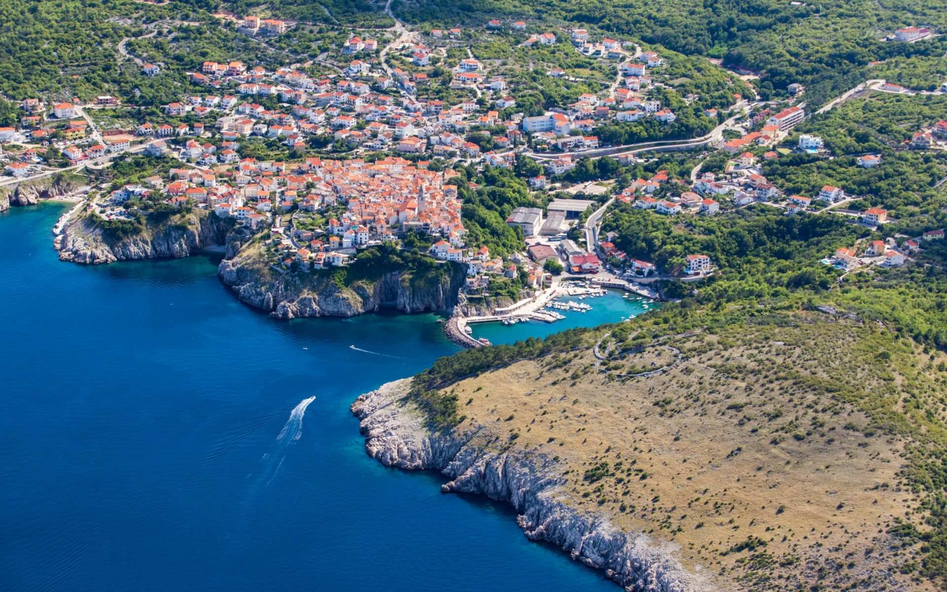 Die Stadt Vrbnik (Krk) mit einer geheimen Unterwasserhöhle in der Nähe (Bildquelle: Vrbnik Tourist Board)