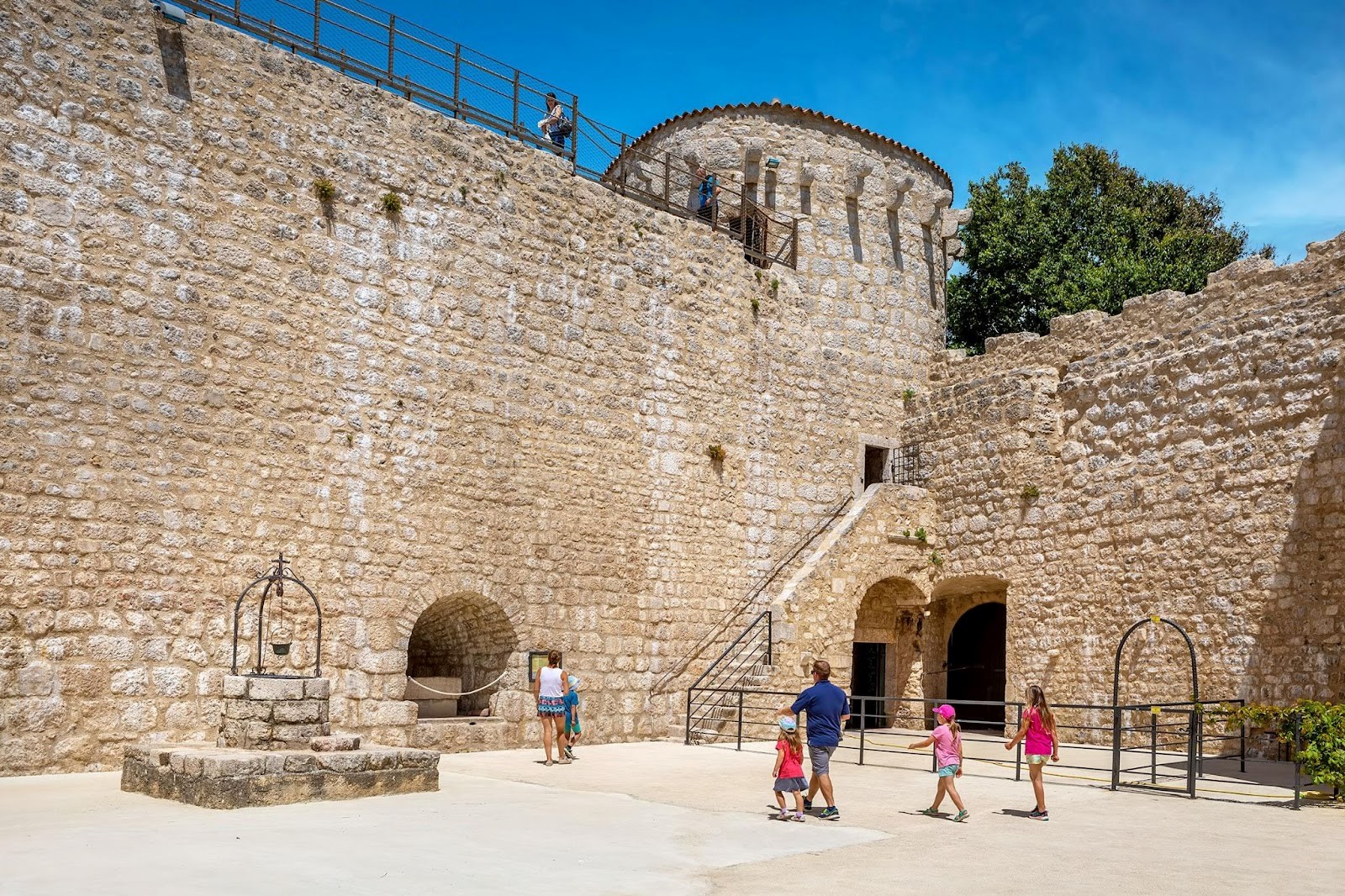 Eine Familie besucht die Burg Frankopan