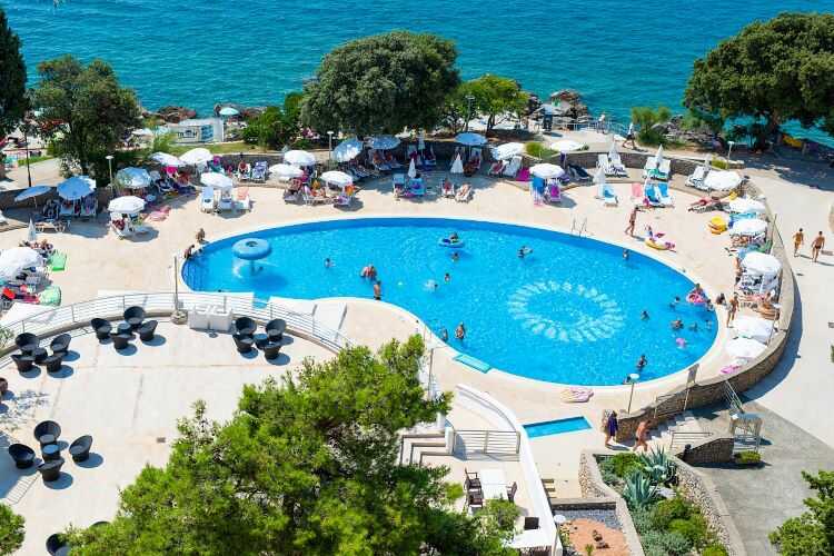 Piscina esterna dell'Hotel Dražica