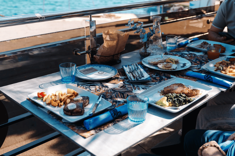  Restoran Marina s pogledom na more i svježe pripremljenom hranom na stolu