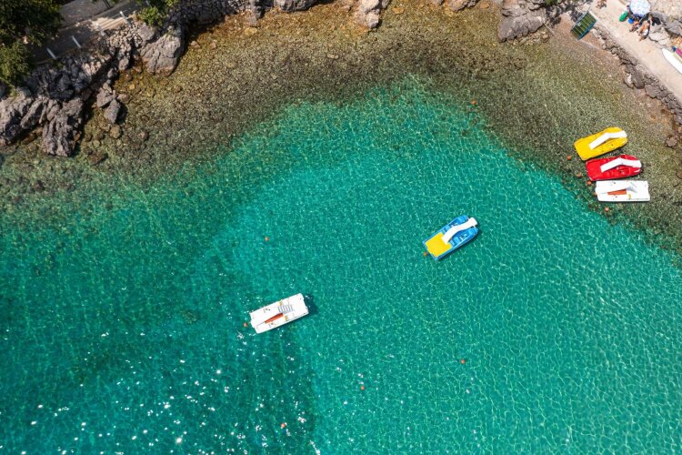 Plaža u blizini Hotel Resorta Dražica s pedalinama i kristalno čistim morem