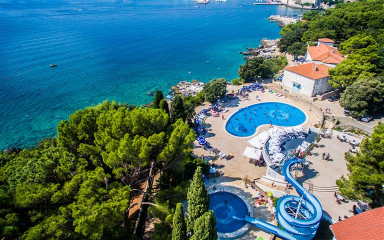 Hotel Dražica na Krku uz more s vanjskim bazenima i plažom tijekom dana