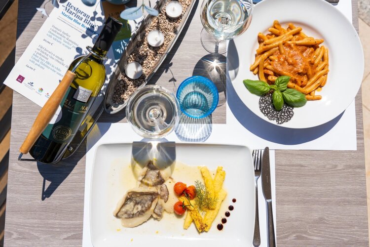 Šurlice, Žlahtina und Meeresfrüchte im Restaurant Marina Blue in der Stadt Krk