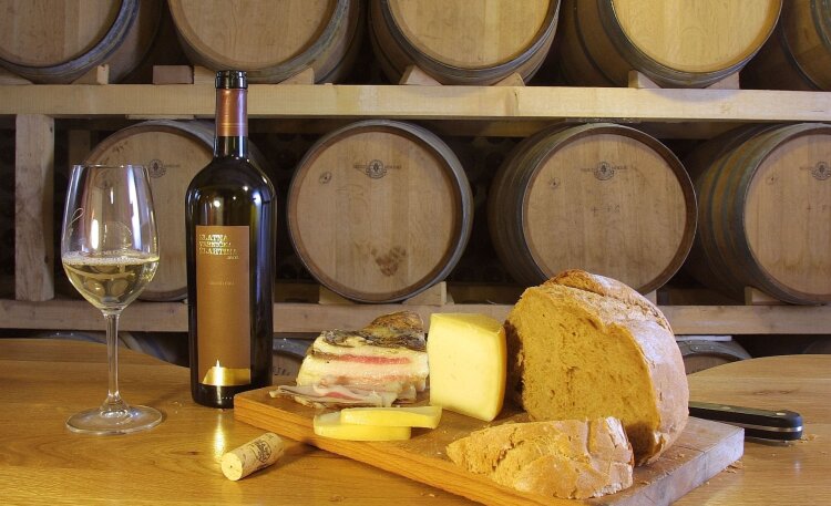 Žlahtina-Wein serviert mit Schafskäse, Fleisch und Brot