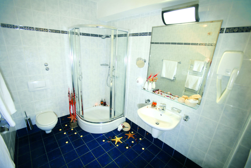 Bathroom in a room in Dražica hotel in Krk