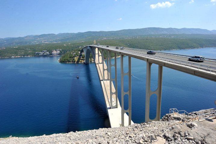 Most koji spaja Krk i kopno i za koji se ne naplaćuje mostarina (https://www.shutterstock.com/image-photo/view-on-krk-bridge-above-1813703686)