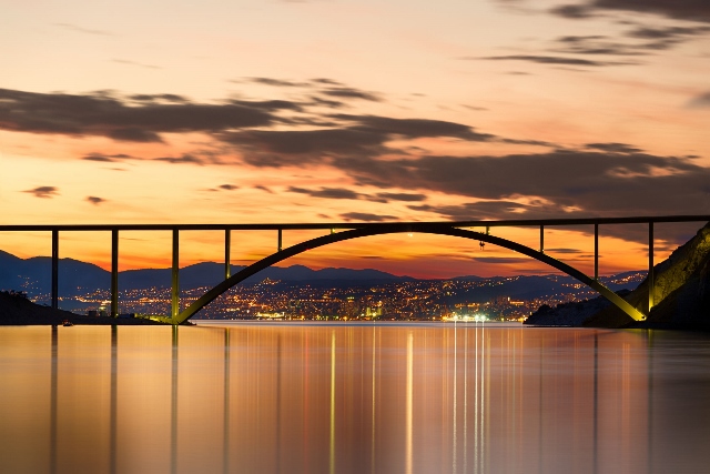 Pogled na Krčki most i zalazak sunca (https://www.shutterstock.com/image-photo/bridge-krk-island-sunset-croatia-154120565)