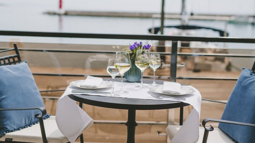Auf der Terrasse des Restaurants Marina Blue ein Glas Wein genießen