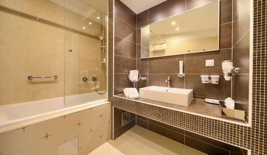 Badezimmer mit moderner Badewanne
