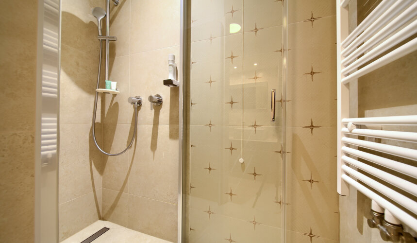 Badezimmer mit moderner Badewanne